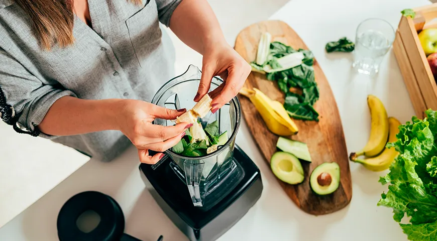 Anhänger eines gesunden Lebensstils werden einen Smoothie mit Banane, Kräutern und Avocado genießen 