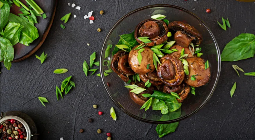 Im Ofen gebackene Champignons. Um sie zuzubereiten, haben wir Pflanzenöl mit Sojasauce gemischt