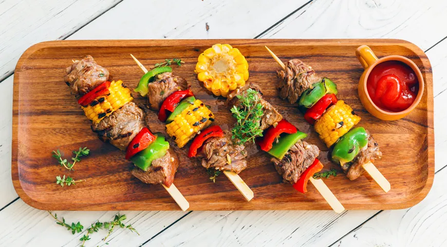 Mini-Spieße mit Rindfleisch, Paprika und Mais