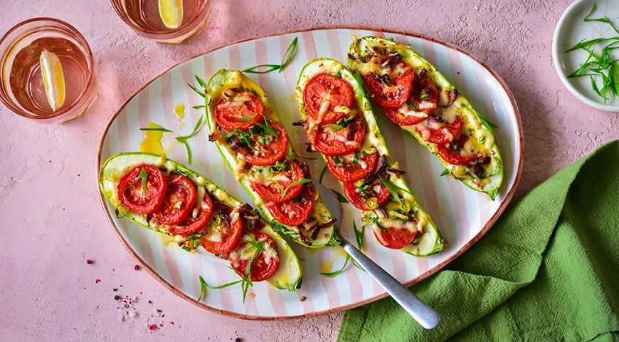 Zucchini mit Tomaten und Käse im Ofen