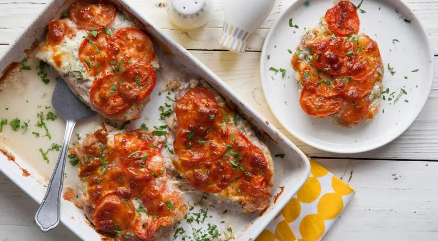 Schweinefleisch mit Tomaten und Käse im Ofen