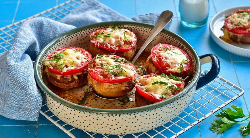 Pilze, Tomaten und Käse im Ofen