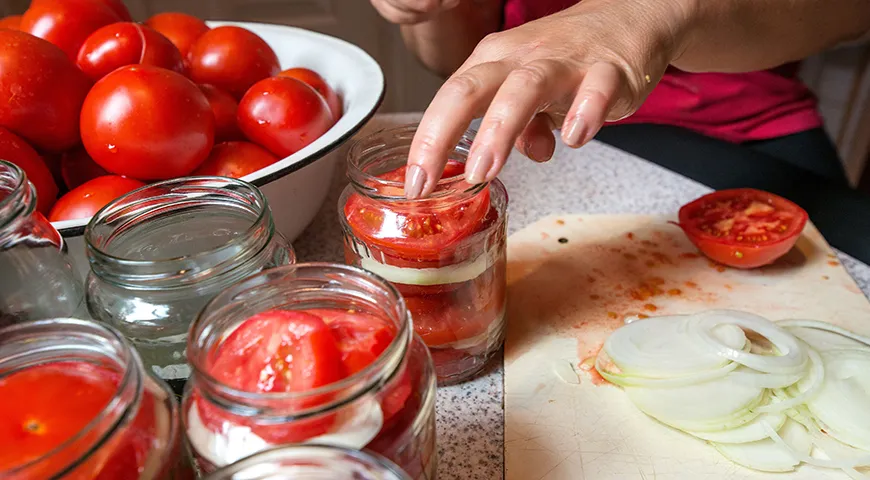 Für Tomatensalate im Glas ist es besser, dichte und fleischige Früchte mit wenig Kernen und dicker Schale zu wählen