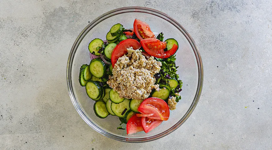 Salat mit Gemüse und Walnüssen