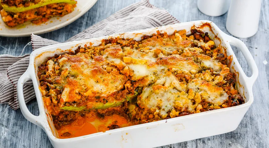 Rosiger Zucchini-Auflauf mit Tomaten und Hackfleisch