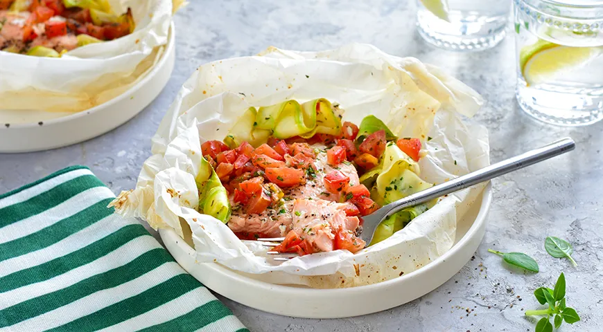 Rotlachs im Pergament mit Zucchini, Tomaten und Kräutern