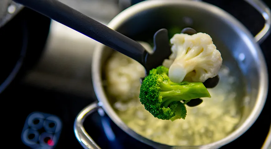 Es ist besser, Brokkoli und Blumenkohl getrennt voneinander zu kochen.