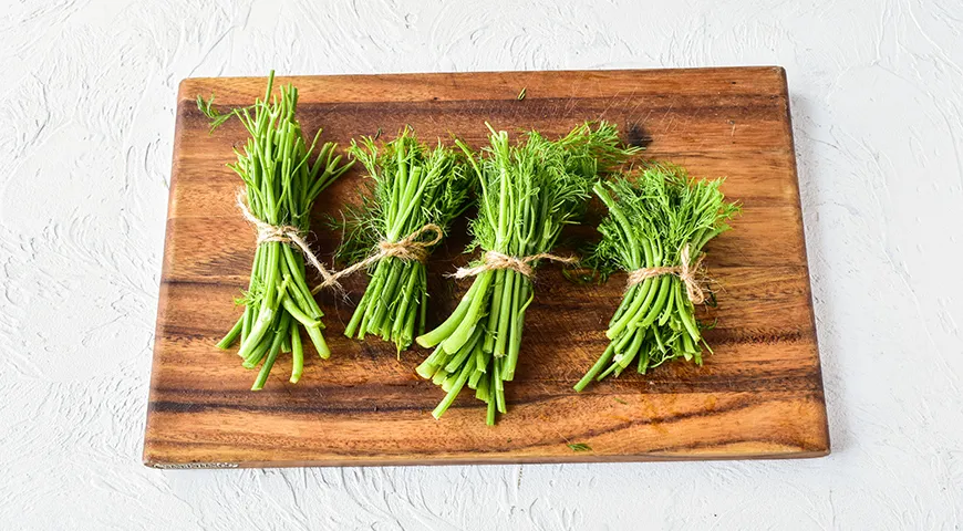 Dill mit Salz für den Winter