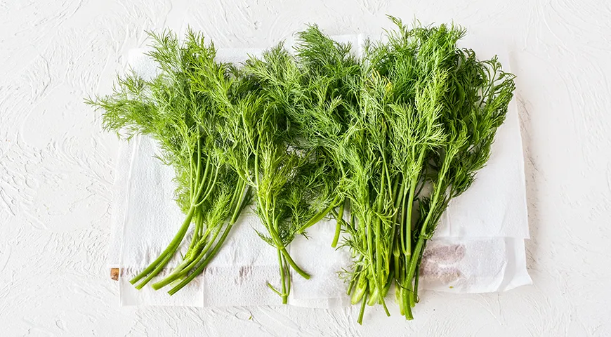 Dill mit Salz für den Winter