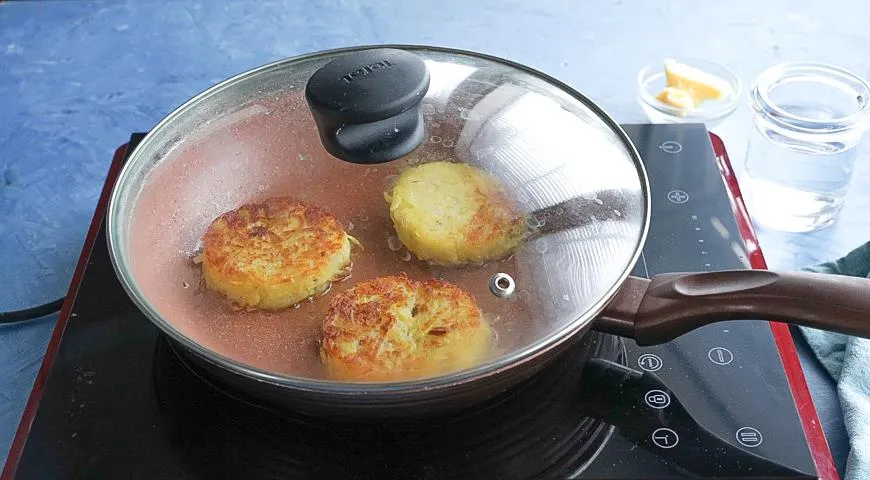 Nach dem Frittieren können die Kartoffelpuffer in einer Bratpfanne unter einem Deckel noch etwas „köcheln“.