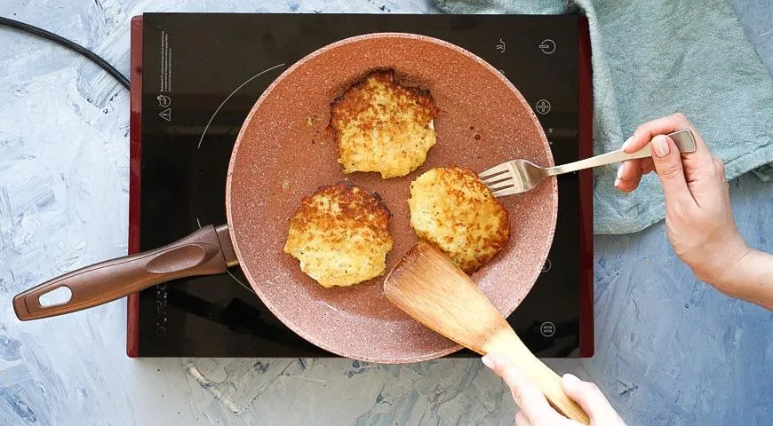 Es ist praktisch, Pfannkuchen gleichzeitig mit einer Gabel und einem Spatel zu wenden