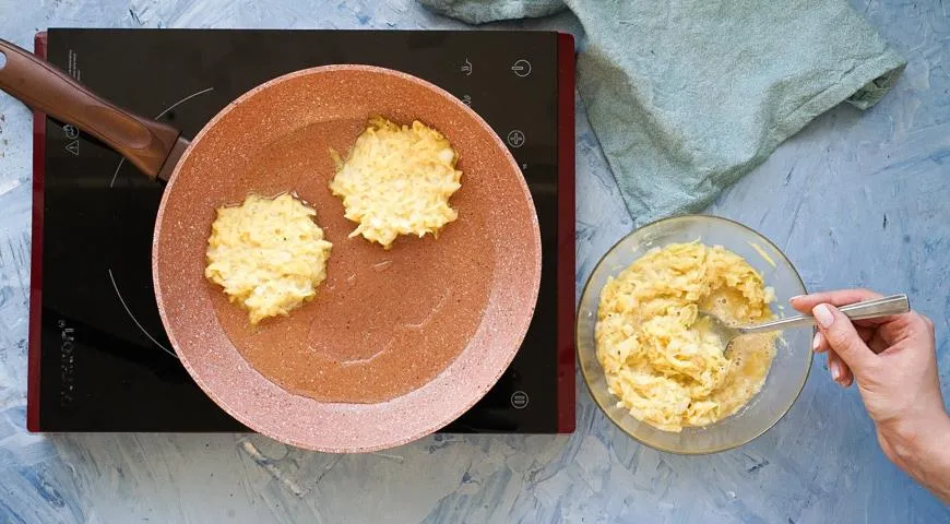 Am besten frittiert man Kartoffelpuffer in zerlassener Butter und in einer gusseisernen Bratpfanne.