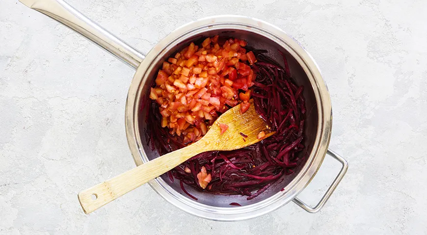 Salat aus Rüben, Paprika und Tomaten für den Winter