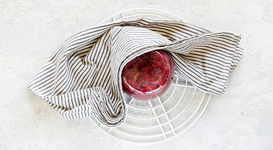 Salat aus Rüben, Paprika und Tomaten für den Winter