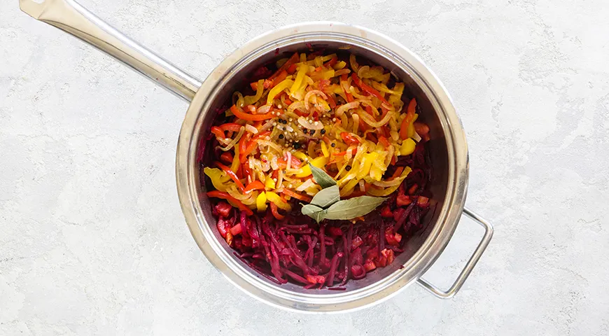 Salat aus Rüben, Paprika und Tomaten für den Winter