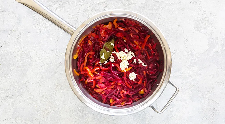 Salat aus Rüben, Paprika und Tomaten für den Winter