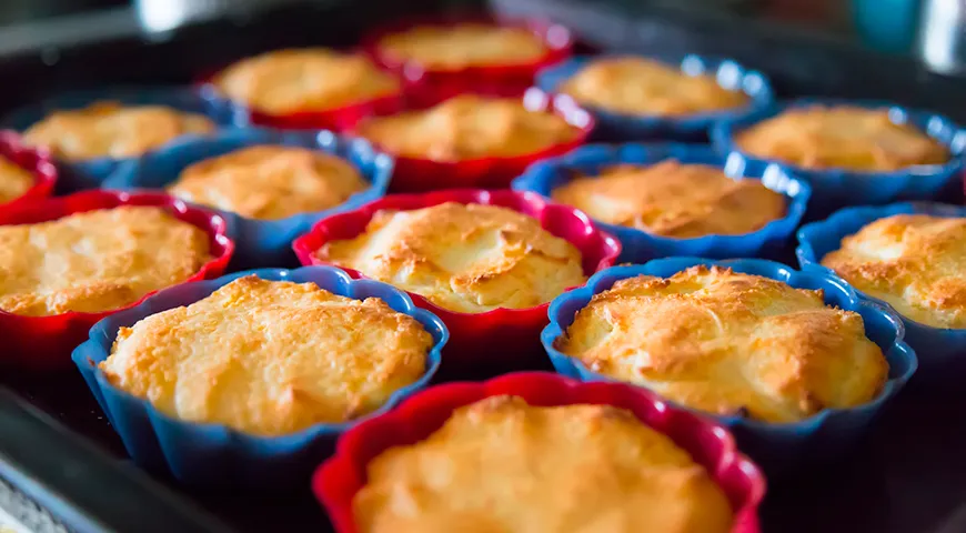 Käsekuchen aus Teig sollten in Muffinformen oder portionierten Cupcakes zubereitet werden.