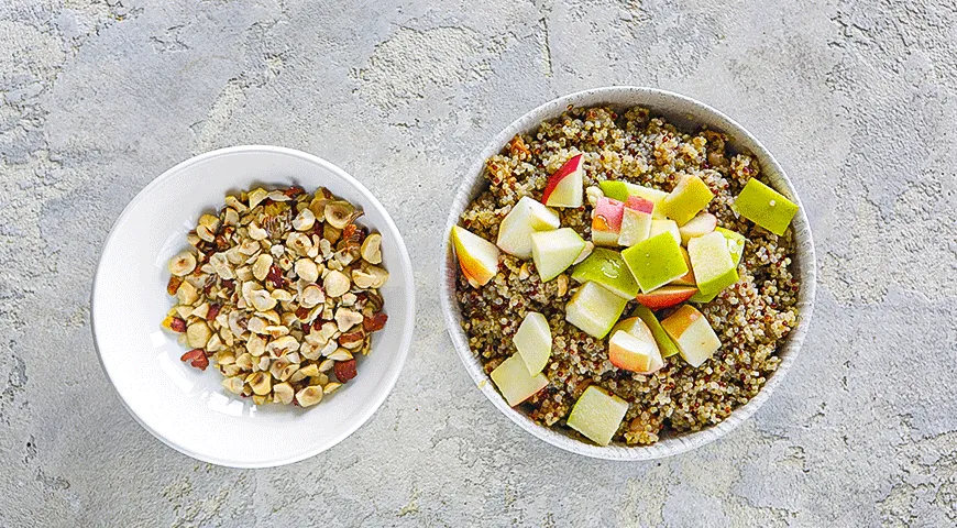 Morgenschüssel mit Quinoa, Äpfeln und Haselnüssen