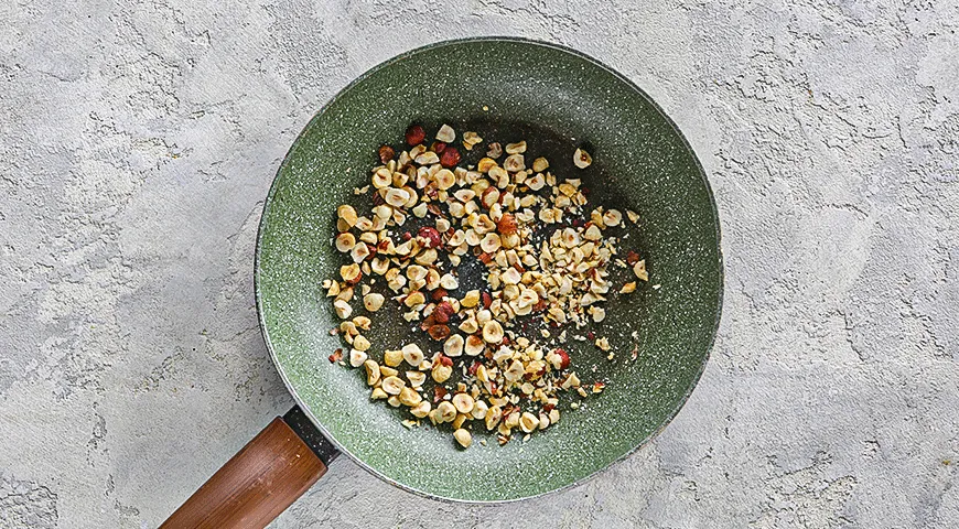 Morgenschüssel mit Quinoa, Äpfeln und Haselnüssen