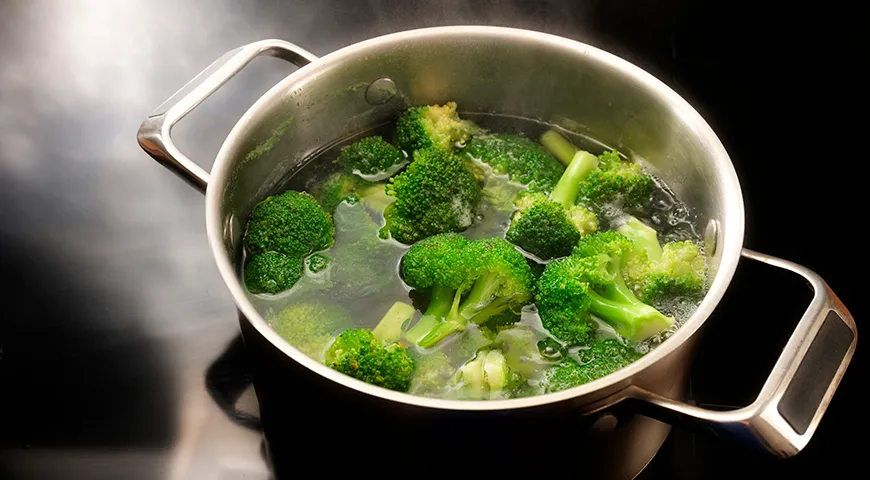 Um den spezifischen Geruch von Brokkoli zu beseitigen, fügen Sie beim Kochen Knoblauch und 1 TL hinzu. getrocknete Kräuter