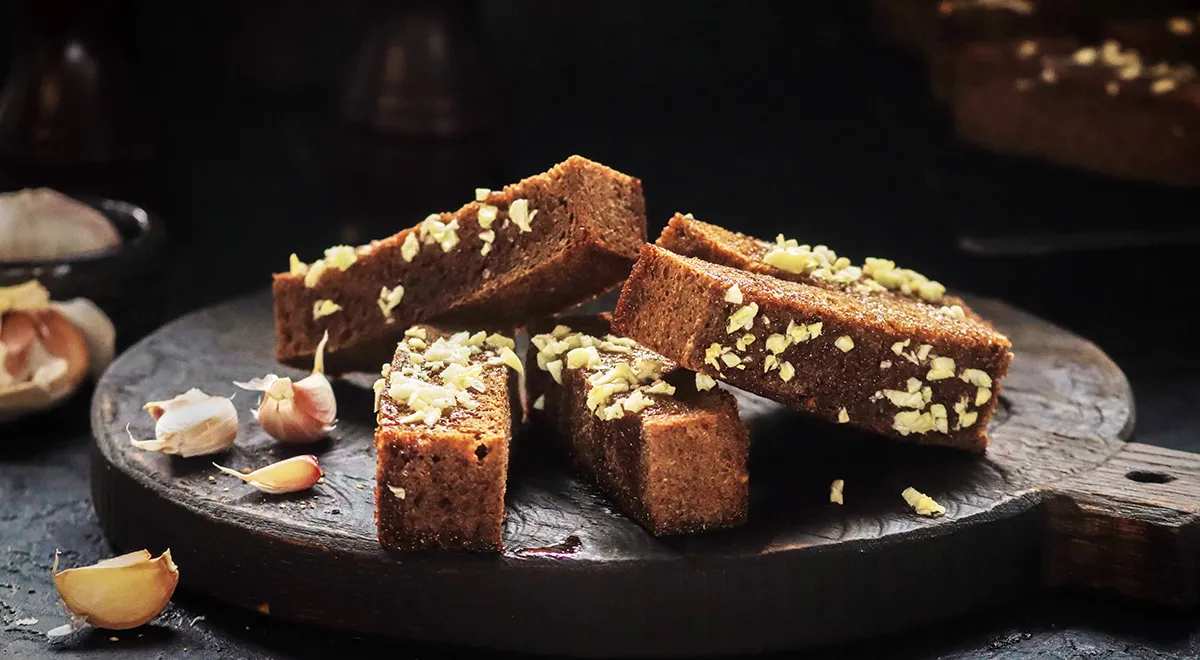 Schwarze Croutons mit Knoblauch aus Borodino-Brot