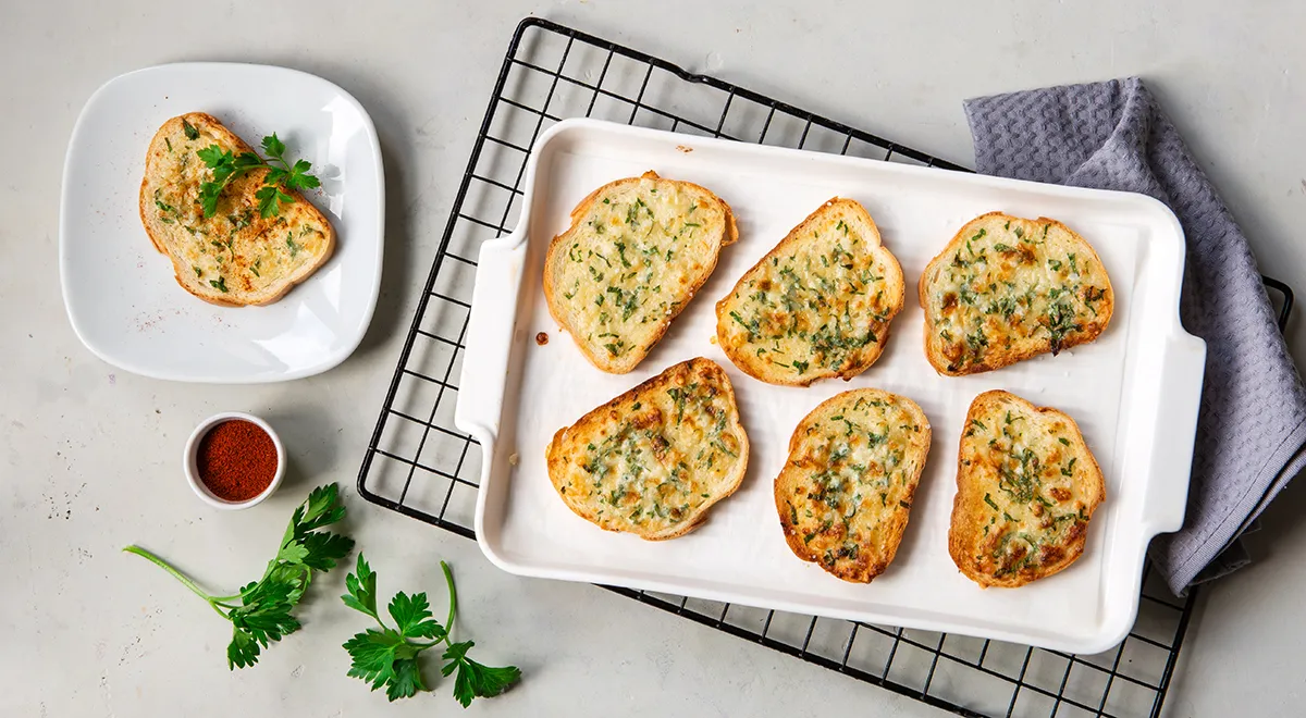 Weiße Croutons mit Knoblauch und Käse im Ofen