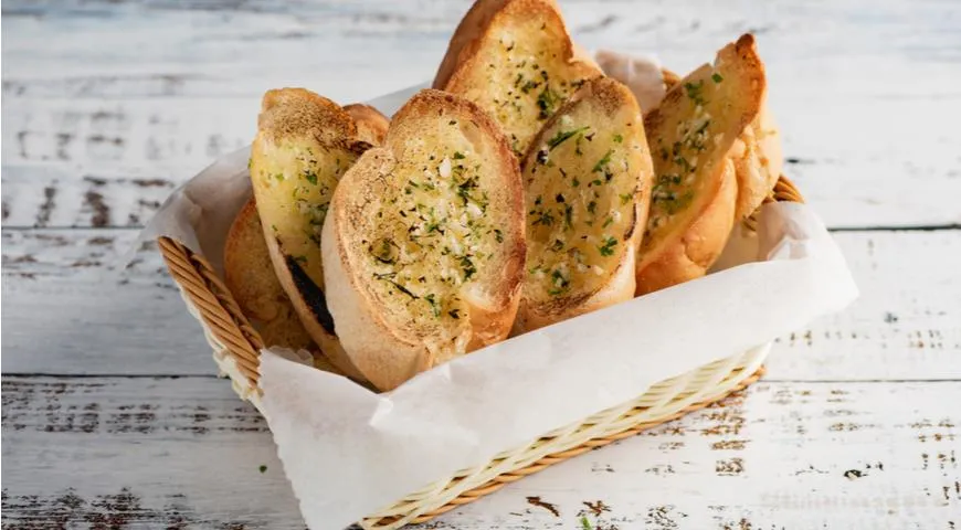 Bei Croutons aus Weißbrot wird die Kruste nicht abgeschnitten, da die Kruste des Laibs dünn ist und Öl gut aufnimmt