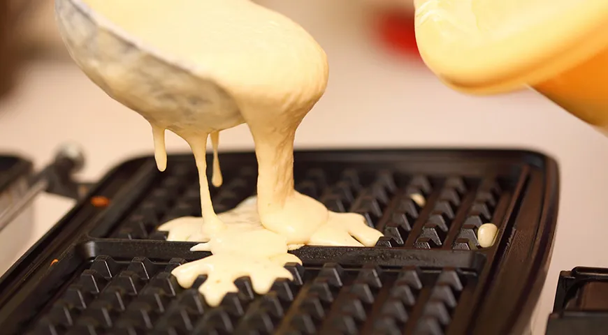 Vor dem Backen von Waffeln sollten die Multibaker-Platten mit Pflanzenöl eingefettet werden.