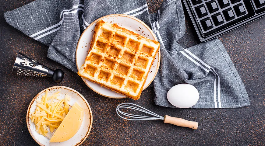 Für Käsewaffeln kann der Käse gerieben oder in einer Küchenmaschine verarbeitet werden.