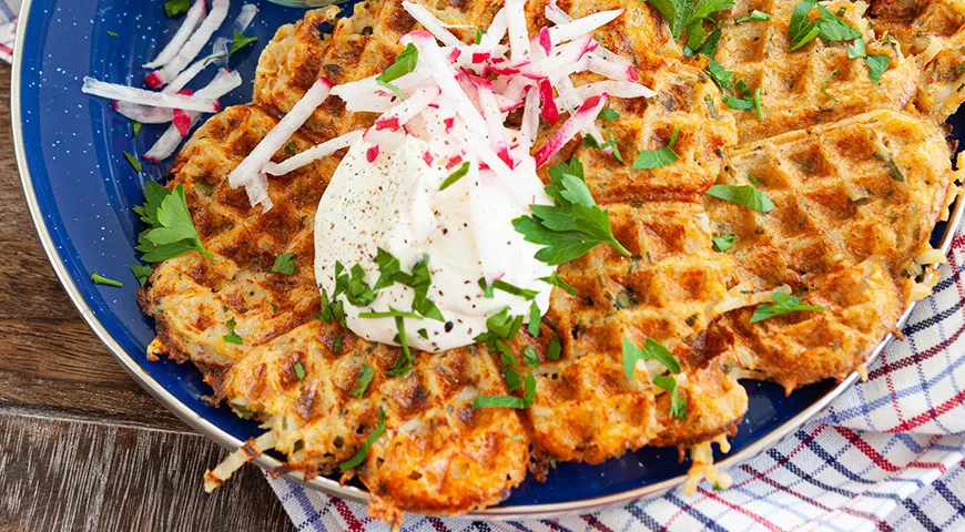 PP-Zucchini-Waffeln mit Labneh und Radieschen