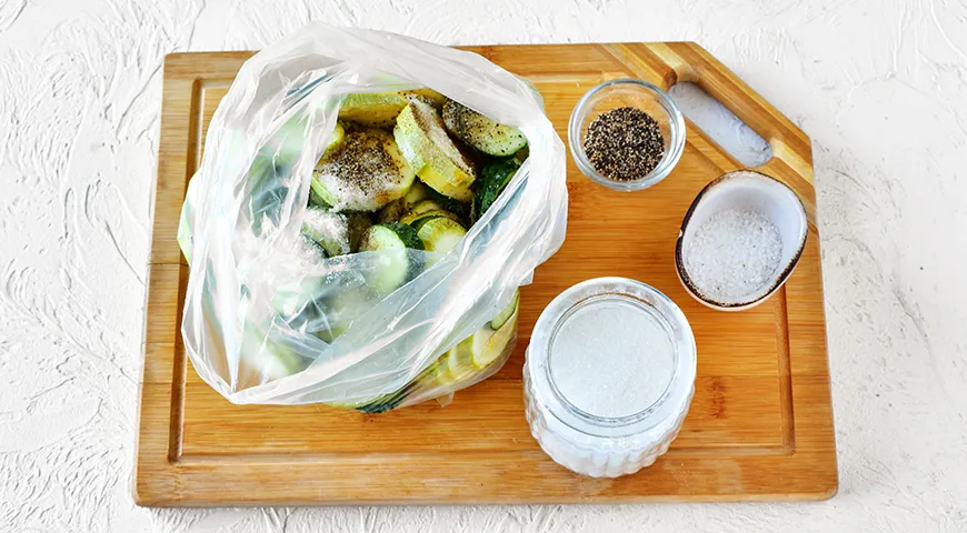 Leicht gesalzene Gurken mit Zucchini in einer Tüte