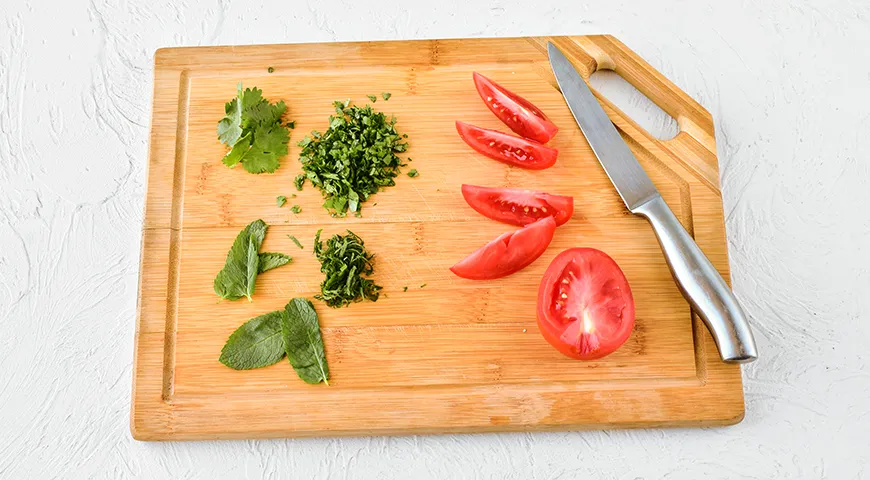 Salat mit knusprigen Auberginen und Tomaten