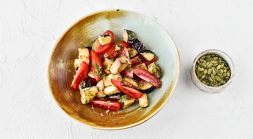 Salat mit knusprigen Auberginen und Tomaten