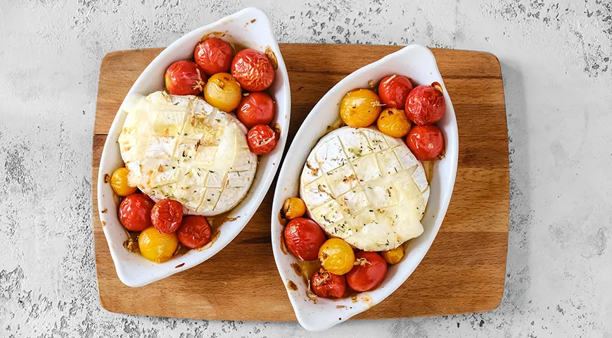 Camembert mit Tomaten im Ofen mit Baguette