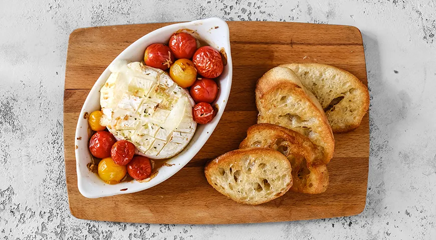 Camembert mit Tomaten im Ofen mit Baguette