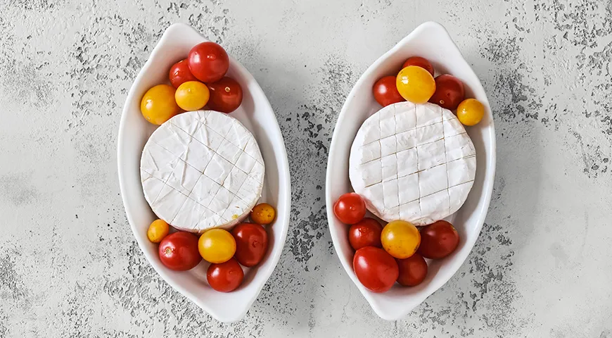 Camembert mit Tomaten im Ofen mit Baguette