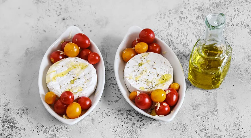 Camembert mit Tomaten im Ofen mit Baguette