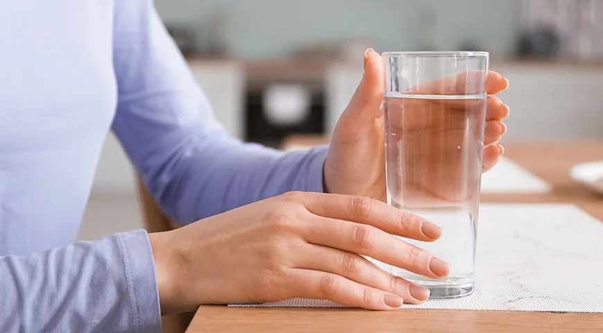 Das Trinken von Wasser vor jeder Mahlzeit trägt dazu bei, den Flüssigkeitshaushalt im Körper aufrechtzuerhalten.