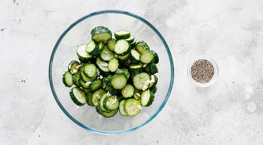 Eingelegter Gurkensalat für den Winter