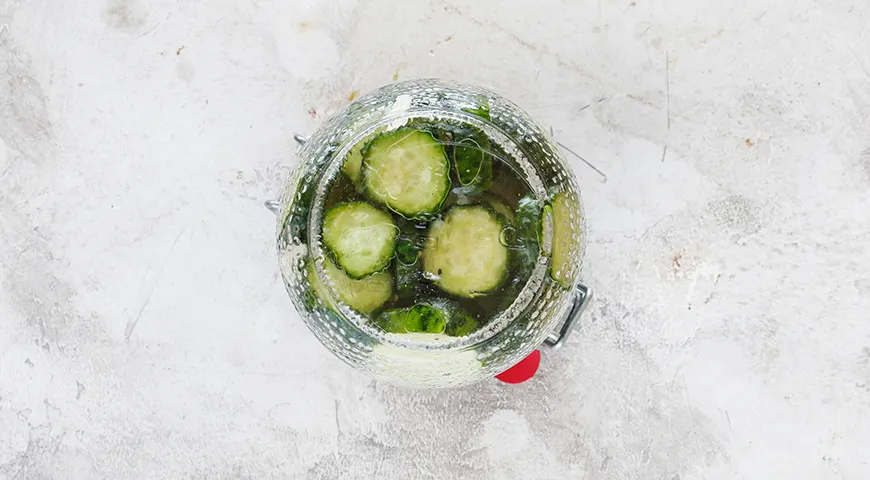 Eingelegter Gurkensalat für den Winter