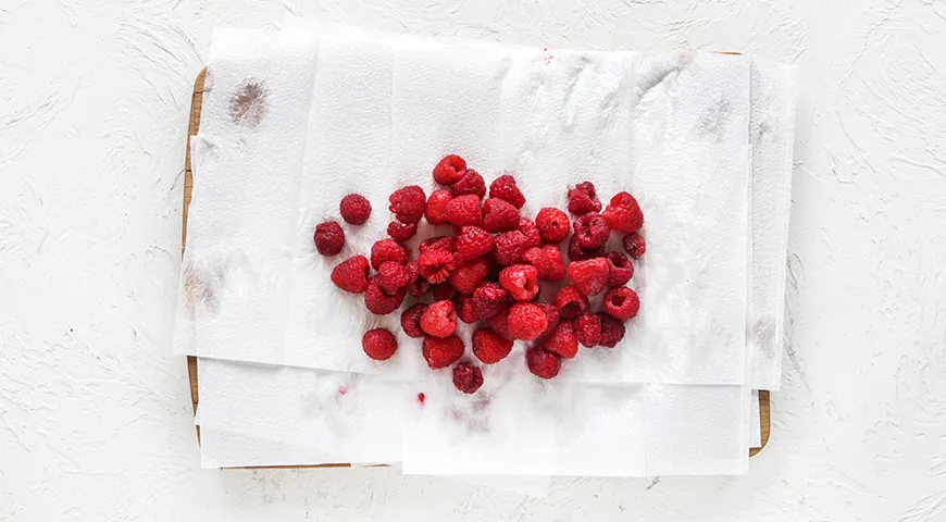 Kompott aus Himbeeren und roten Johannisbeeren