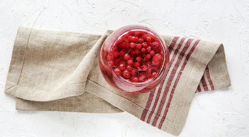 Kompott aus Himbeeren und roten Johannisbeeren