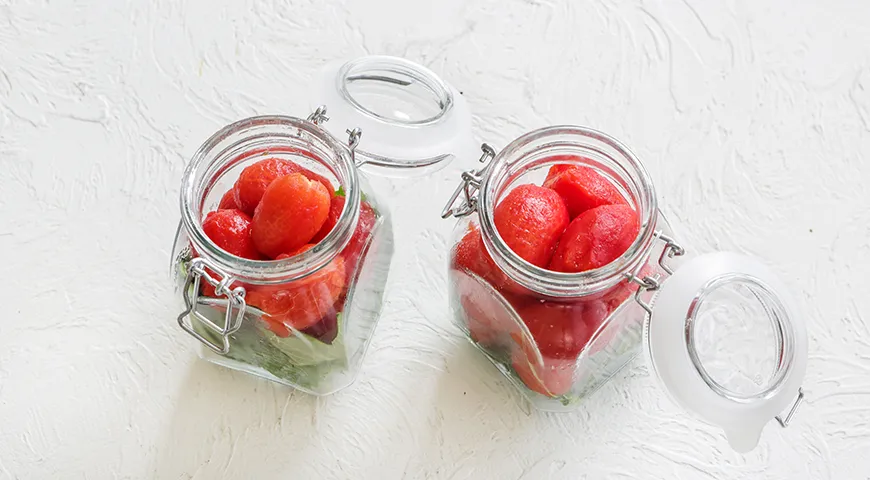 Eingelegte Tomaten ohne Haut für den Winter