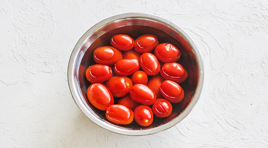 Eingelegte Tomaten ohne Haut für den Winter