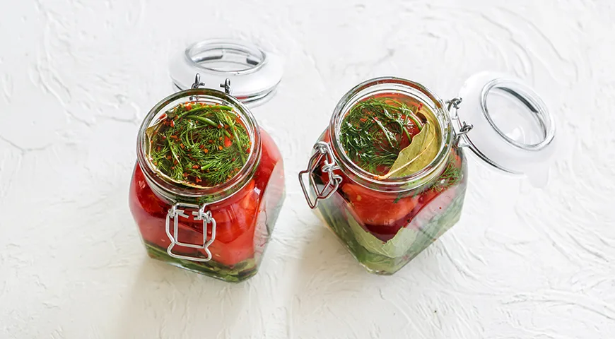 Eingelegte Tomaten ohne Haut für den Winter