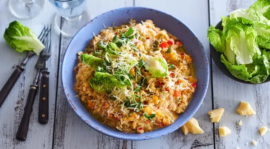 Blumenkohl mit Gemüse, Samen und Parmesan