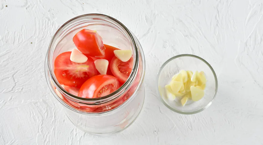 Salat aus Tomaten, Karotten und Zwiebeln für den Winter