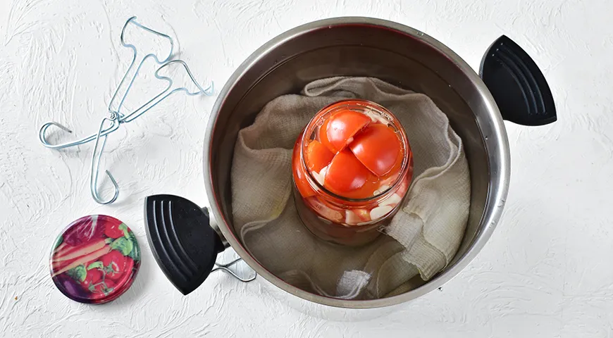 Salat aus Tomaten, Karotten und Zwiebeln für den Winter