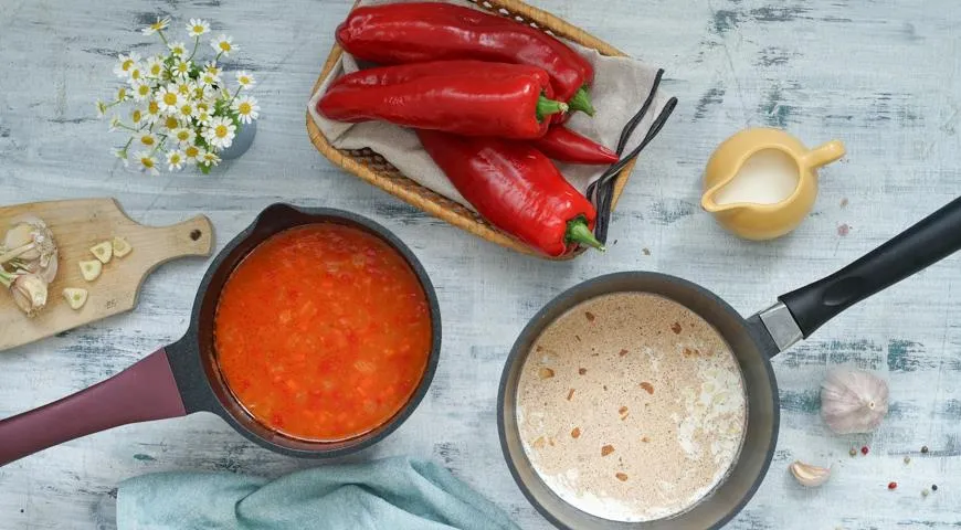 Lassen Sie uns Kohlrouladen nicht nur in Tomaten- und Gemüsesauce köcheln lassen, sondern auch in Sahne, Sauerrahm oder Käsesauce, in Brühe und sogar nur in Wasser mit aromatischen Zusätzen