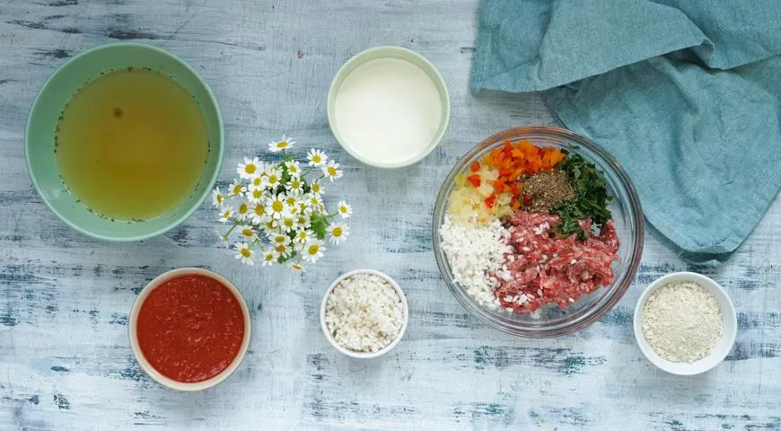 Fügen Sie der Füllung klares Wasser, Brühe, Sahne oder Tomatensauce hinzu